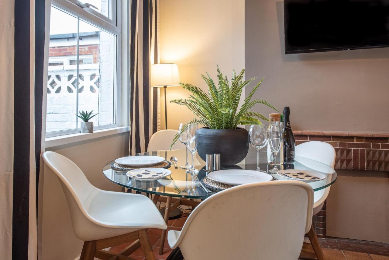 3 Bedroom Home Sleeps 5 Close To Chester City Centre Welcomes Couples, Small Groups, Families And Contractors Eksteriør bilde