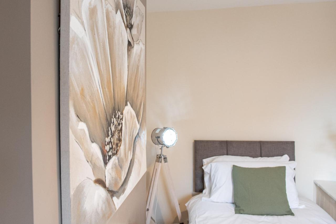 3 Bedroom Home Sleeps 5 Close To Chester City Centre Welcomes Couples, Small Groups, Families And Contractors Eksteriør bilde