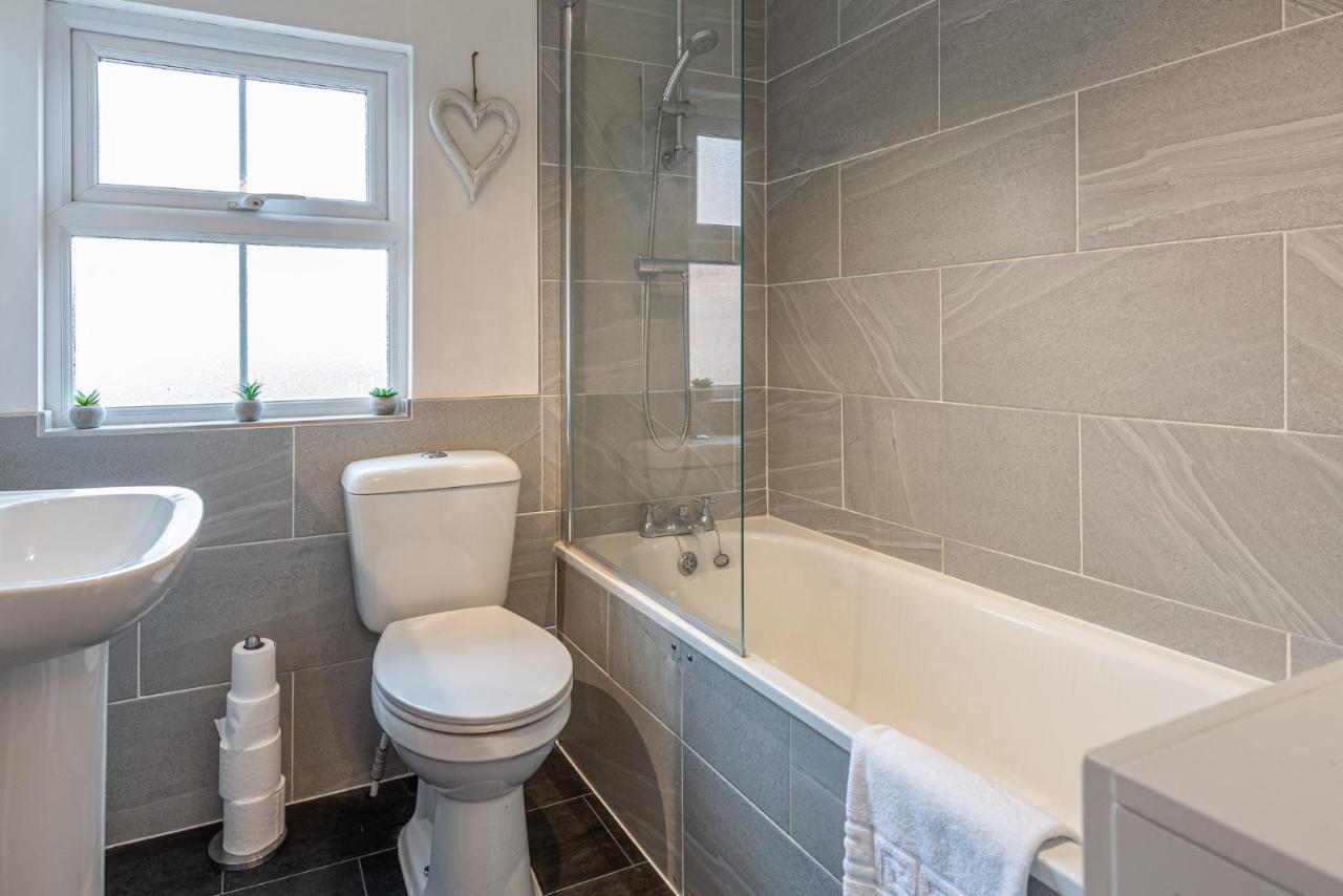 3 Bedroom Home Sleeps 5 Close To Chester City Centre Welcomes Couples, Small Groups, Families And Contractors Eksteriør bilde